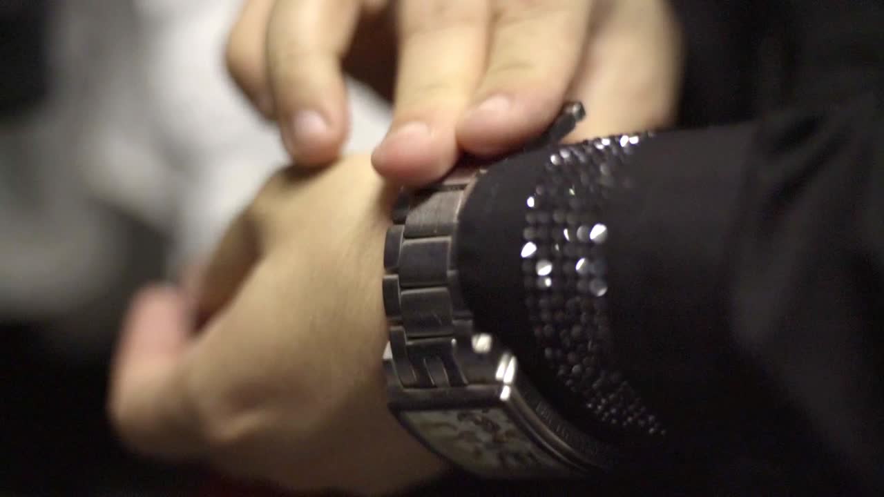Allacciare i bottoni della camicia all'altezza delle mani e del collo - SLOW MOTION