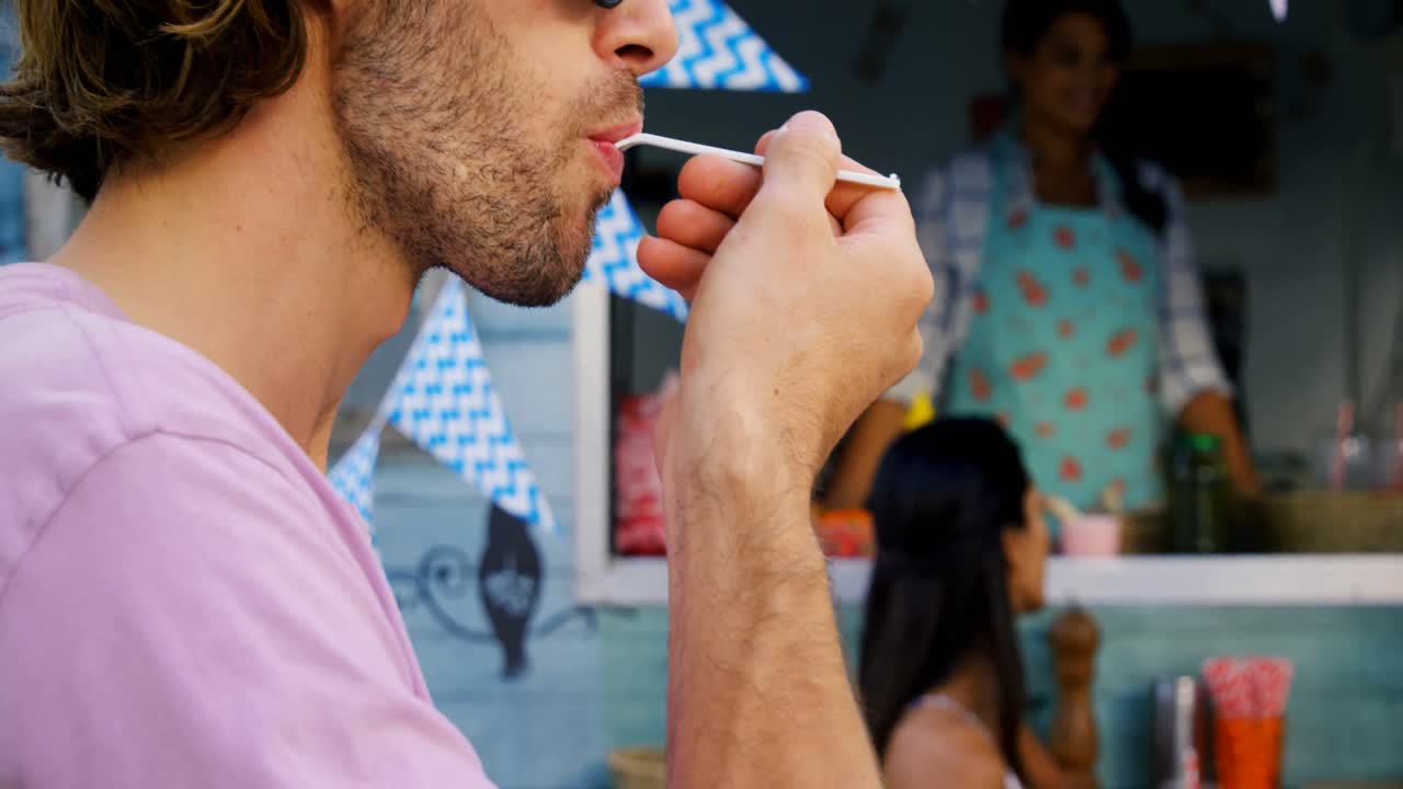hombre guapo comiendo bocadillos