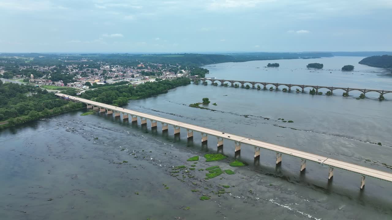 dos puentes que cruzan el río susquehanna y una vista panorámica hacia la ciudad de columbia, pennsylvania
