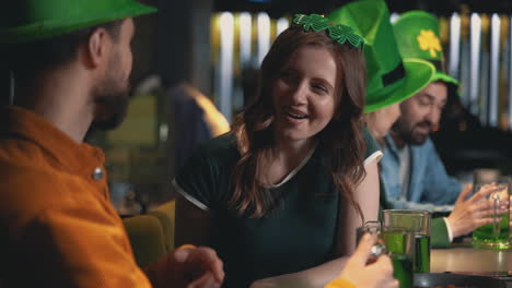 Freunde-Feiern-St.-Patrick&#39;s-Day-In-Einer-Kneipe-7