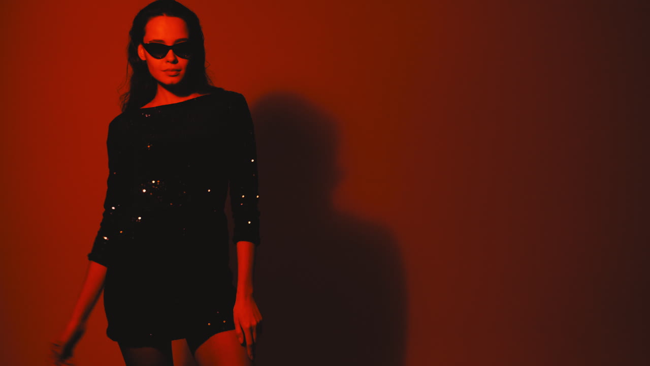 세킨 드레스 를 입은 세련 된 여자