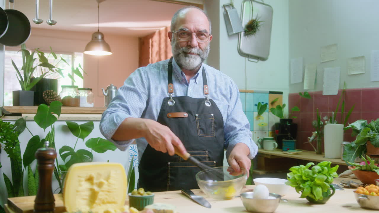 hombre cocinando en la cocina