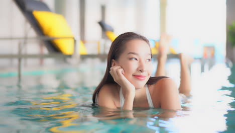 수영장, 웃는 얼굴에 클로즈업, 태국 리조트 스파, 슬로우 모션에 얕은 측면에 누워 섹시 한 아시아 여자