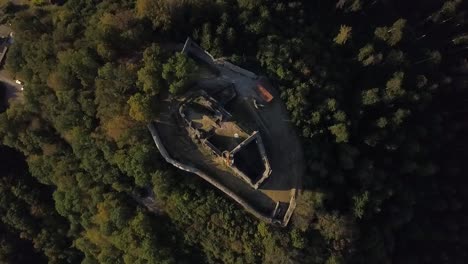 una toma de ángulo alto de las ruinas del castillo de hohengeroldseck