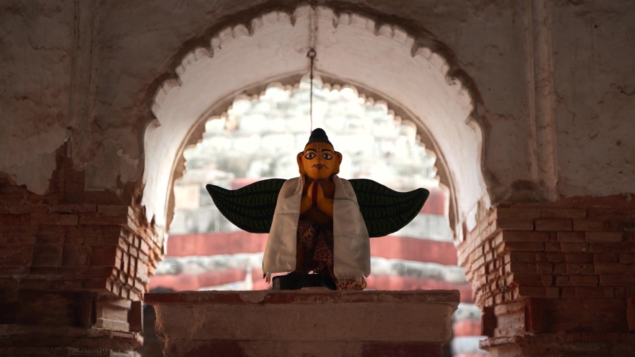 Il nome di questa statuetta è 'Uccello del Guru'. Questo uccello è menzionato nell'epopea indù, il Ramayana.