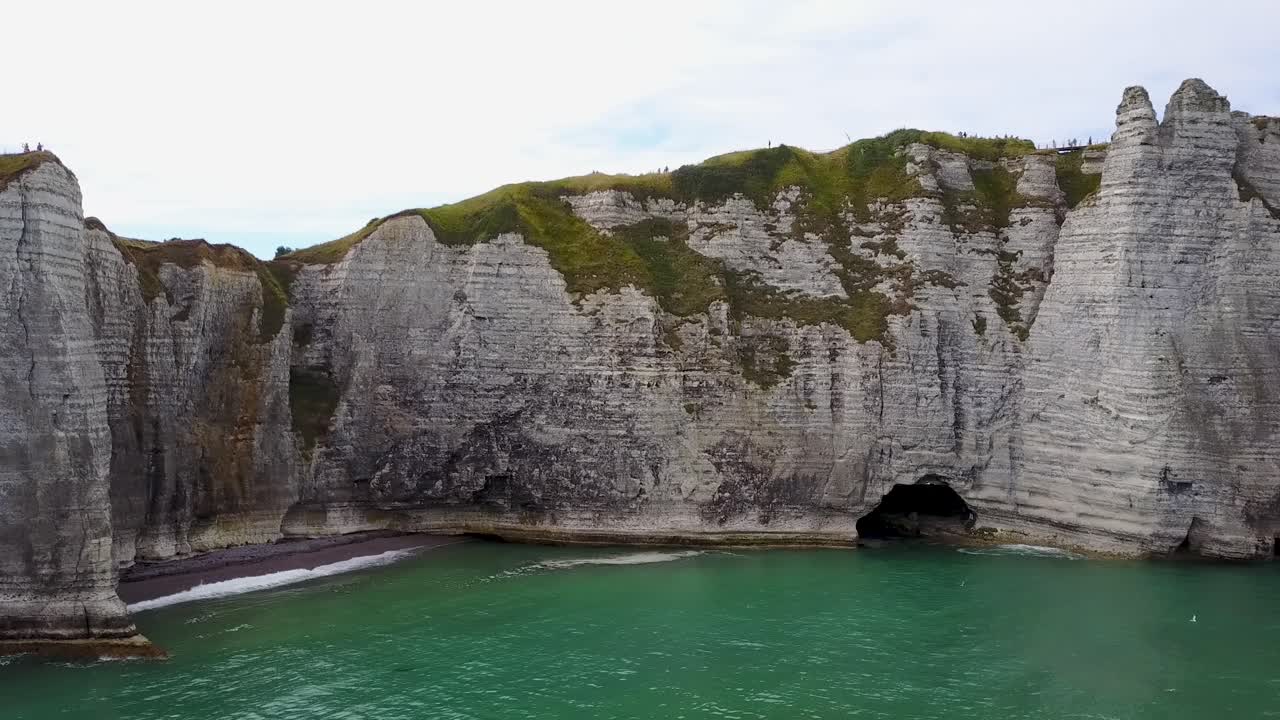 volando cerca de la pared rocosa junto al arco de etretat en la costa de normandía