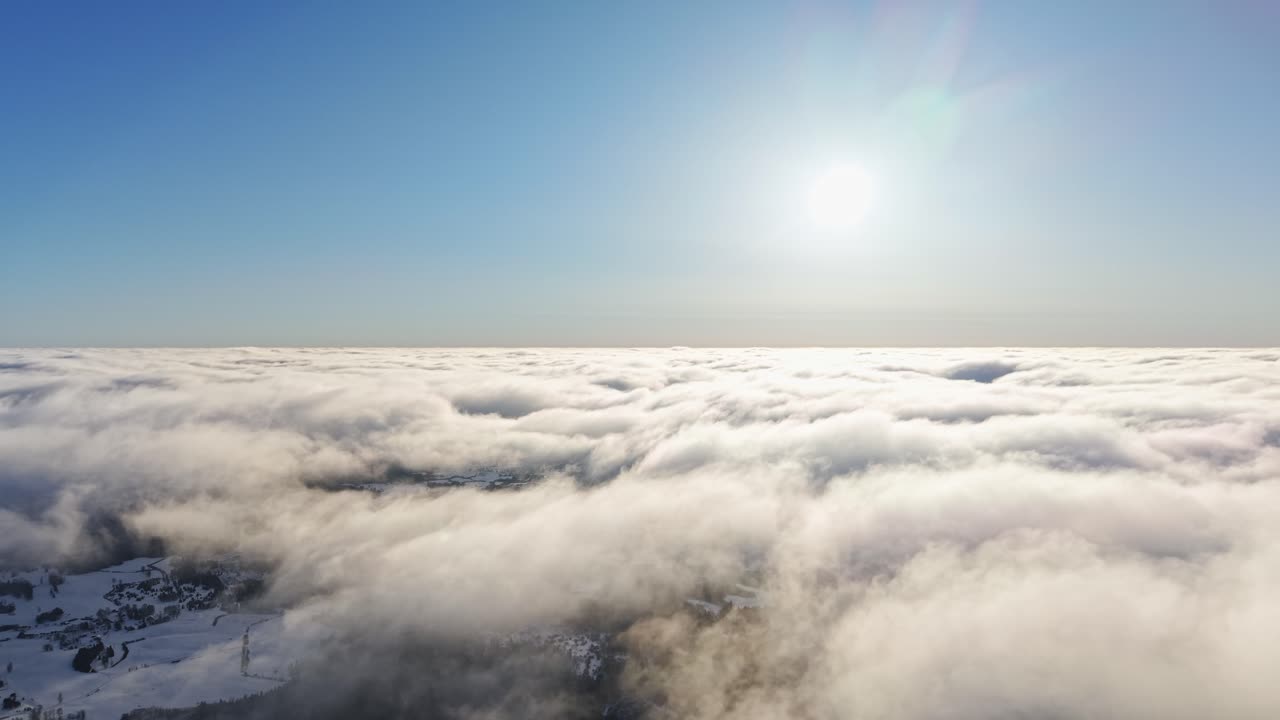 Tranquilla vista con drone sopra le nuvole con il sole che splende, scenario rilassante.