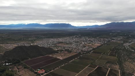 vista aérea de una ciudad en un valle de montaña