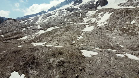 Paisaje-Panorámico-Aéreo-De-La-Nieve-Que-Se-Derrite-Durante-El-Verano-En-La-Montaña-Marmolada-En-Los-Dolomitas-Italianos