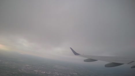 Ein-Passagierflugzeug-Steigt-Durch-Die-Wolken-Auf-Und-Gibt-Den-Blick-Auf-Einen-Sonnigen-Himmel-Frei