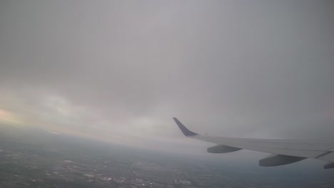 un avión de pasajeros asciende a través de las nubes para revelar un cielo soleado arriba