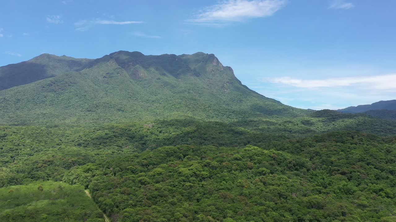 drone subiendo en una vista aérea de gran ángulo sobre una hermosa selva tropical en estrada da graciosa y serra marumbi, brasil