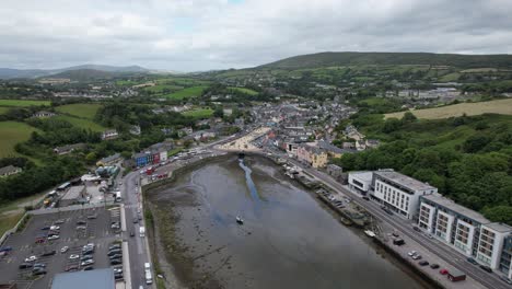 la ciudad de bantry y el puerto de irlanda retroceden hacia atrás revelan una vista aérea de drones