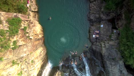 Mann-Springt-Von-Einer-Klippe-In-Sai-Kung-Rock-Pools-In-Sai-Kung,-Hongkong