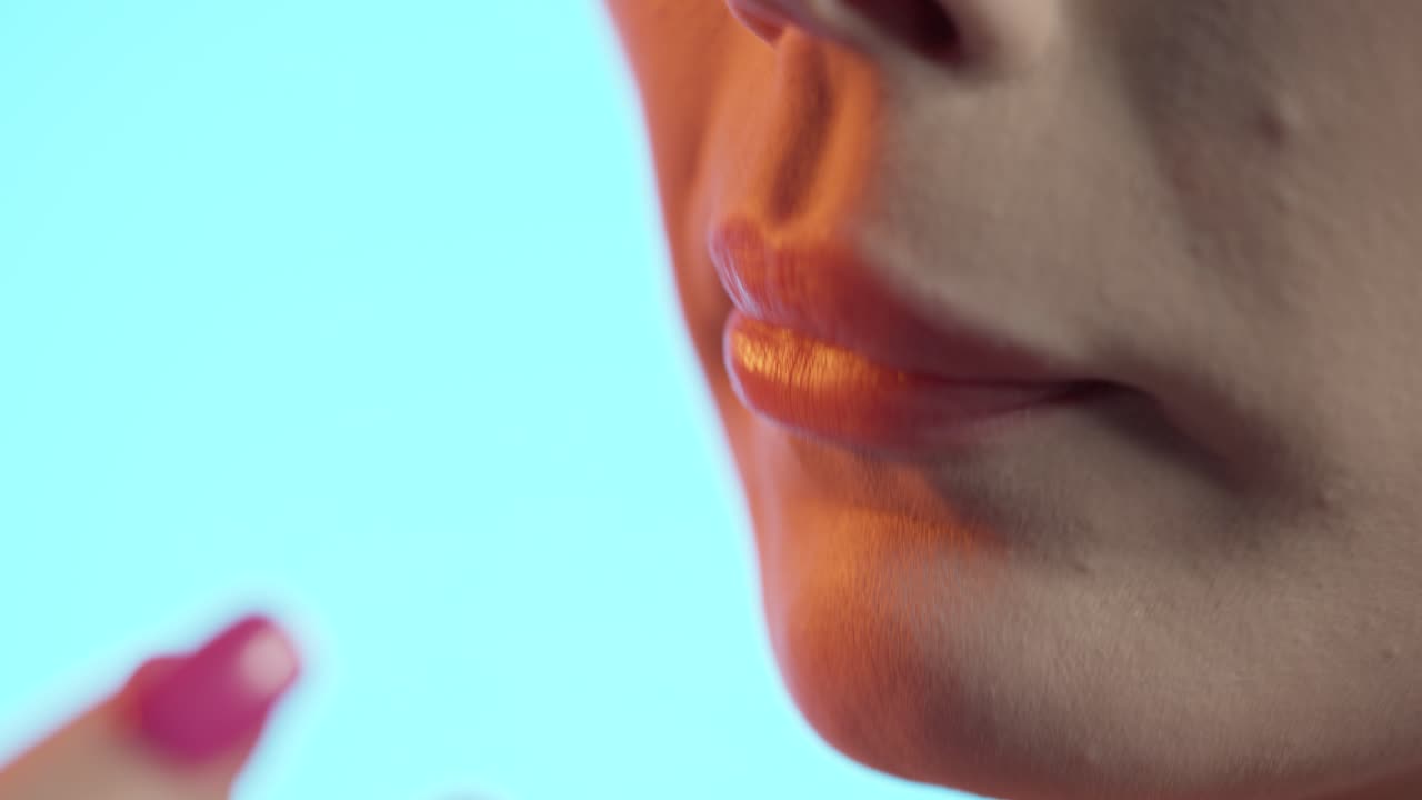 슬로우모션으로 팝콘을 먹는, 클로즈업, 간식을 먹는 젊은 여성, 영화 컨셉