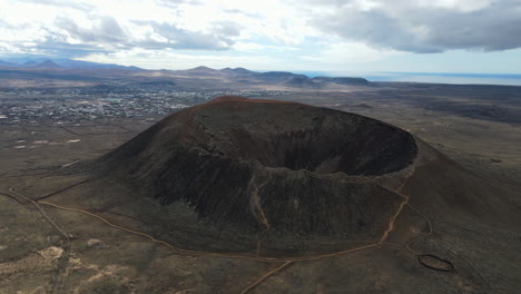 el dolly aéreo establece el volcán honda calderon con el cono de ceniza épico en fuerteventura