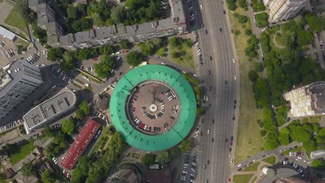 interesante forma redonda del edificio con un techo verde