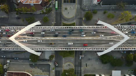 Vista-De-Pájaro-Del-Moderno-Puente-Atirantado