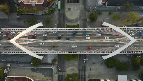 vista de pájaro del moderno puente atirantado