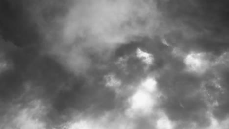vista de nubes de tormenta oscuras antes de la lluvia