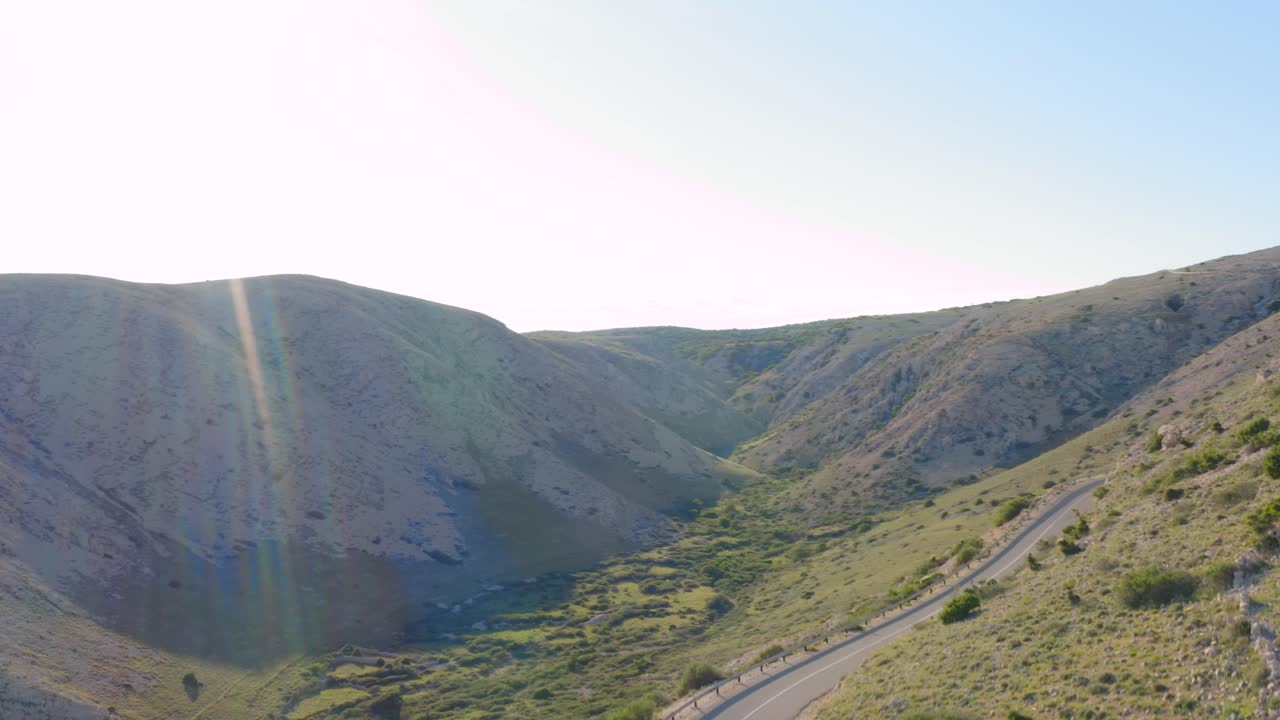 vista aérea con bengalas de la isla montañosa de krk en croacia