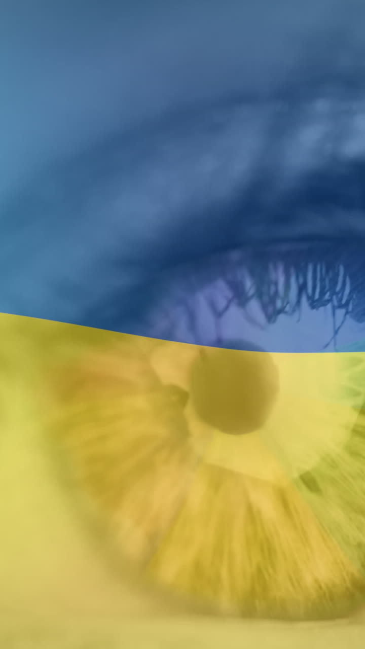 Animazione della bandiera dell'Ucraina che sventola sopra l'occhio aperto di una donna caucasica
