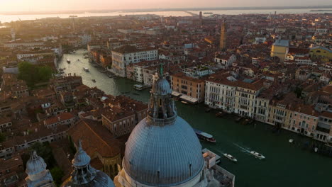 Luftaufnahme-Von-Booten-In-Der-Lagune-Von-Venedig-Bei-Sonnenuntergang-In-Italien---Drohnenaufnahme