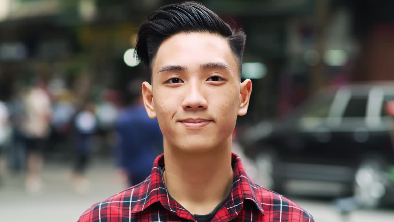 젊은 베트남 남자의  ⁇ 드헬드 비디오 쇼