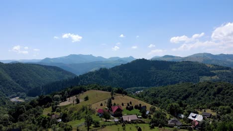 Pequeño-Pueblo-En-El-Valle-De-La-Cordillera-Apuseni-De-Los-Cárpatos-Rumanos-Occidentales