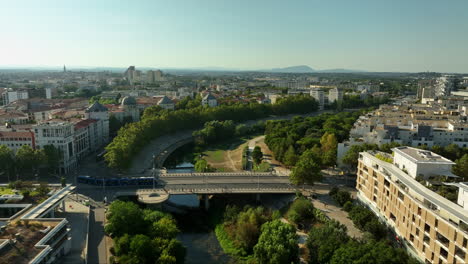 Vom-Himmel-Aus-Betrachtet-Bildet-Die-Reflektierende-Oberfläche-Des-Flusses-Einen-Wunderschönen-Kontrast-Zum-Hafen