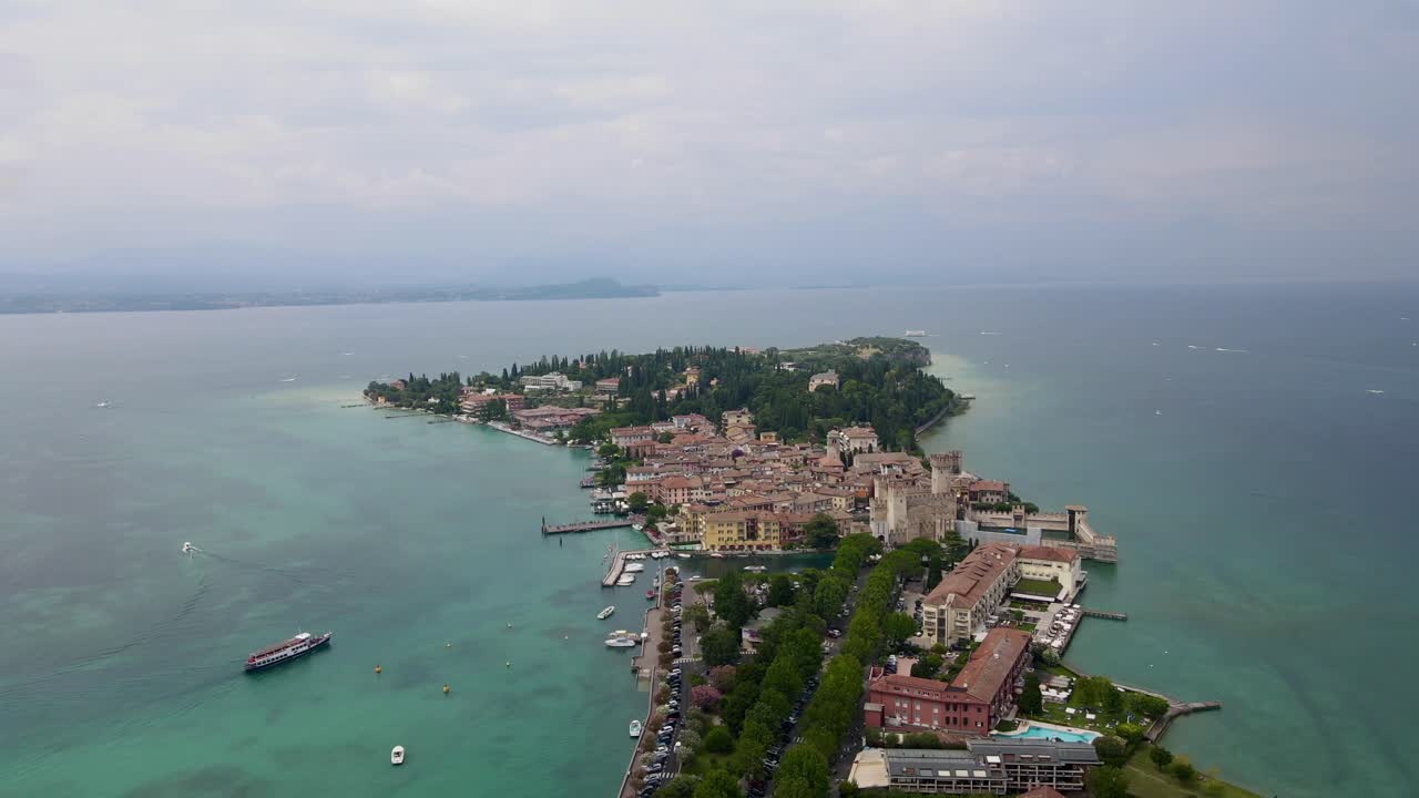 가다 호수 에 있는 시르미오네 반도 의 무인 항공기 영상