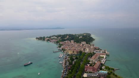 imágenes de aviones no tripulados de la península de sirmione en el lago garda