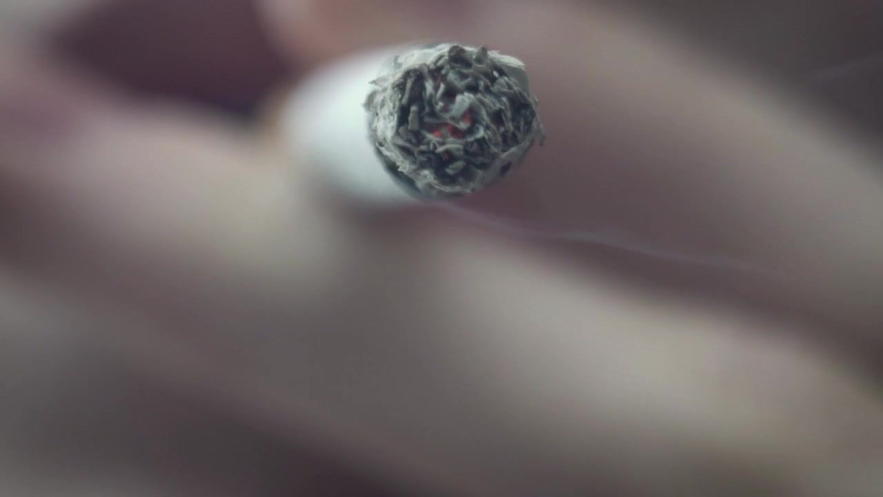 Primer plano de un cigarrillo fumándose