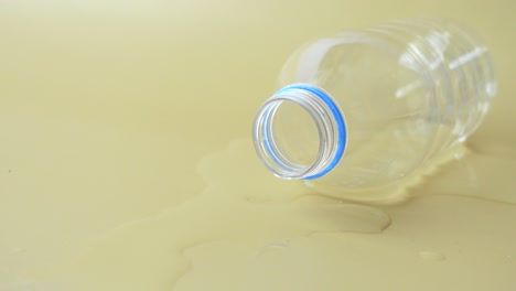 botella de agua derramada