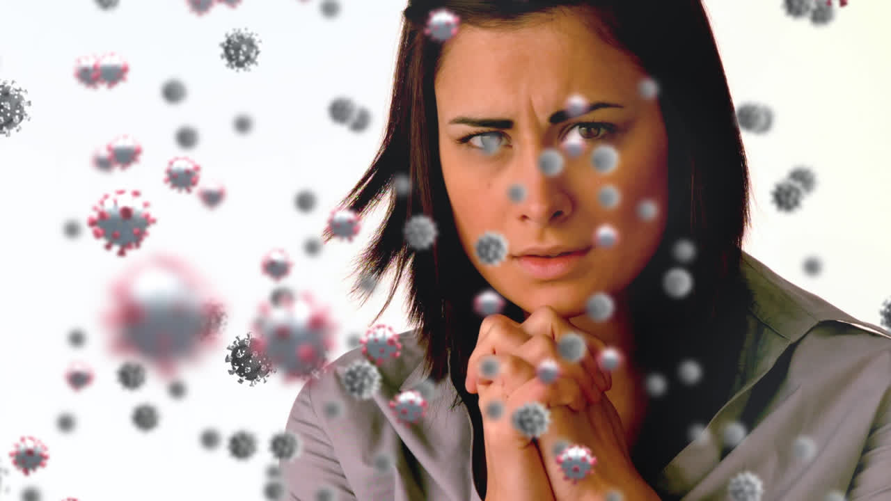 las células de covid-19 se mueven contra la mujer que reza.