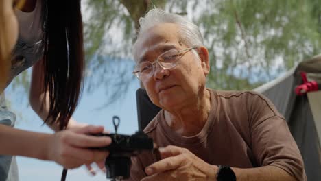 viaje en familia acampando en vacaciones. familia asiática feliz haciendo actividad juntos, ancianos con la familia pasando tiempo juntos en vacaciones de verano viaje acampado en la playa. mejor tiempo de vacaciones familia media.