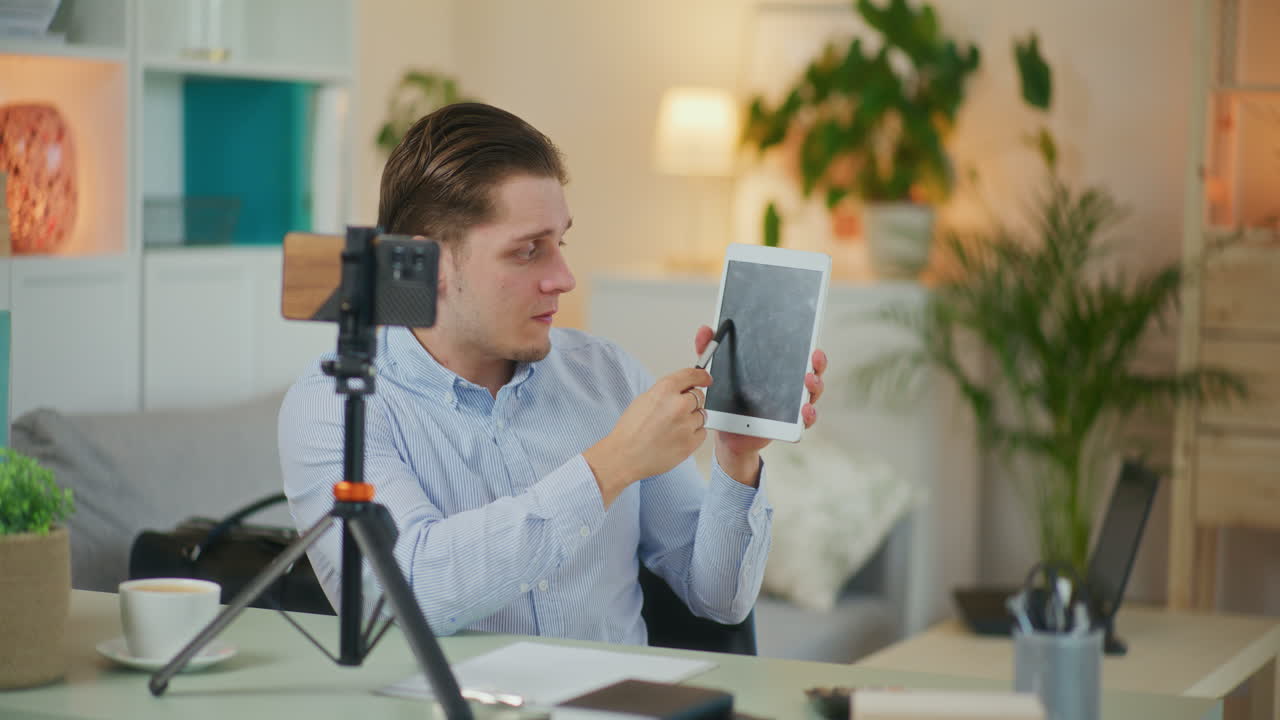 empresario de medios lleva a cabo capacitación