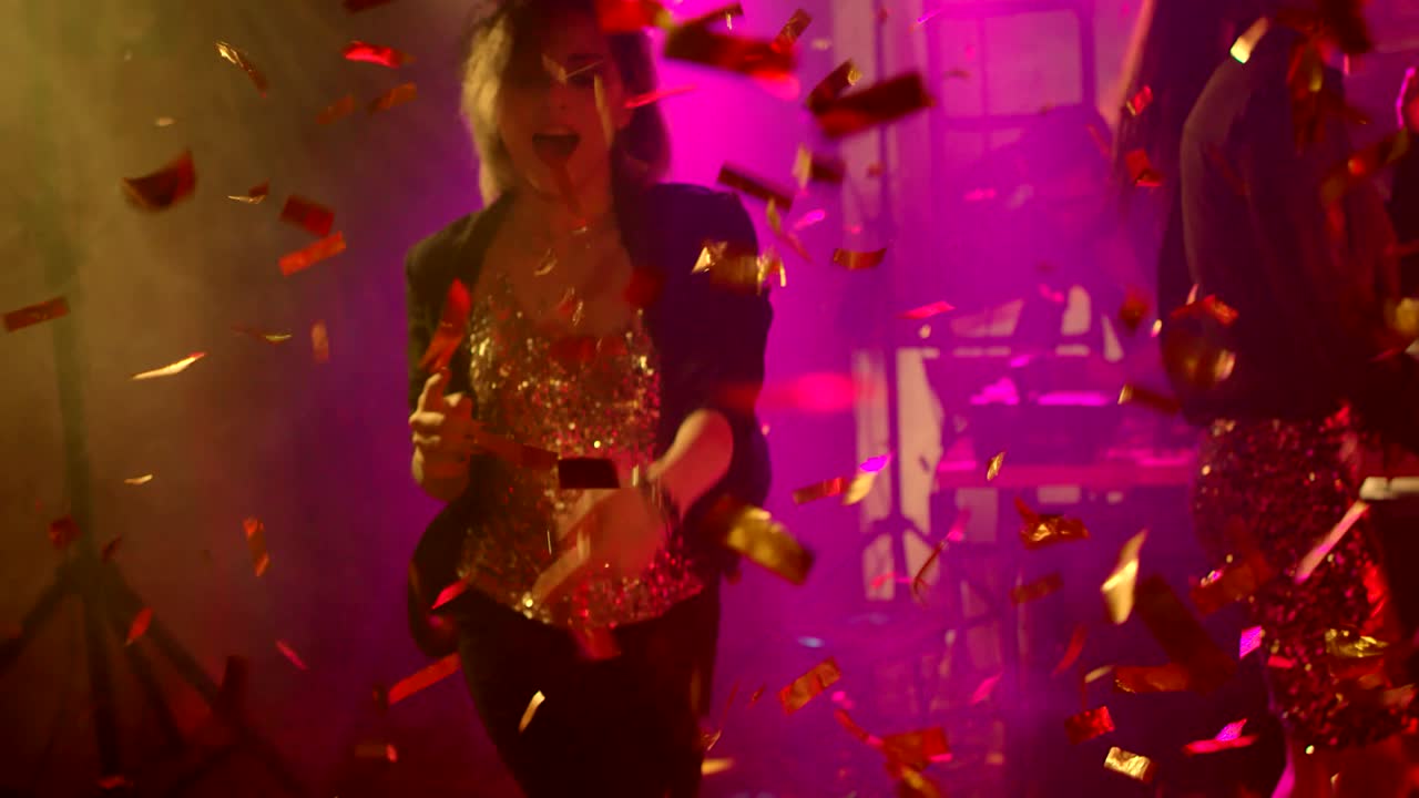 bailando en el confeti