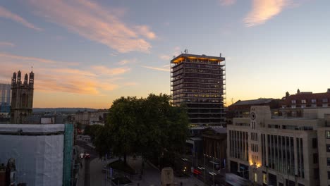 Weitwinkel-Zeitraffer-Bei-Goldenem-Sonnenuntergang-Im-Zentrum-Von-Bristol,-Großbritannien