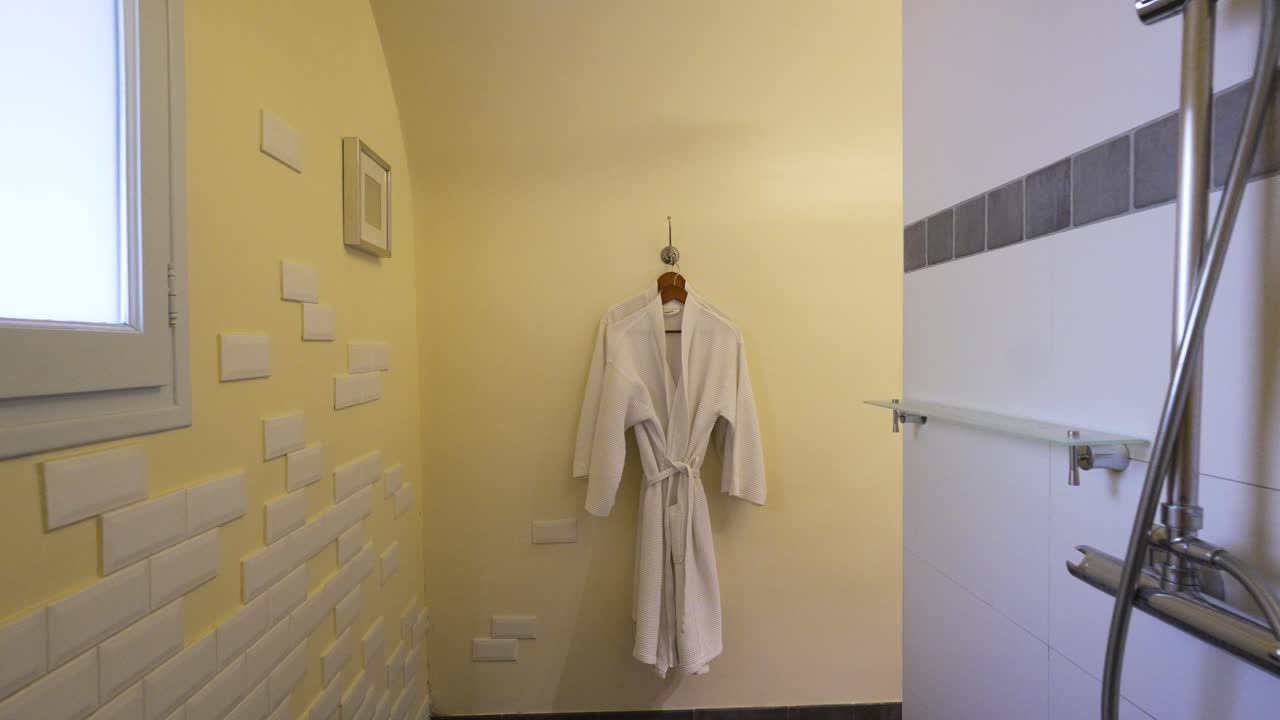 조용한 욕실 피난처:  ⁇ 색 욕조와 상쾌한 샤워