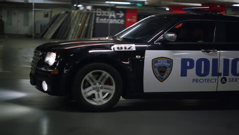 Policías-Patrullando-El-Territorio-En-Un-Vehículo-Patrulla.-Agentes-De-Policía-Conduciendo-En-Coche