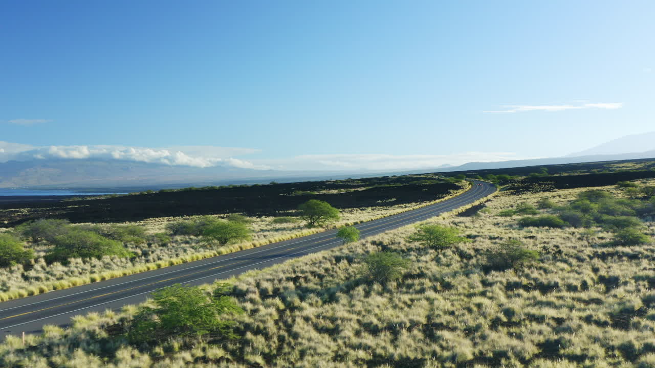 drone aéreo 4k de ciclista montando en la carretera king kamehameha en hawaii