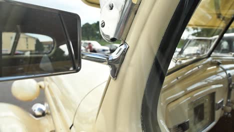 detalle de primer plano del espejo retrovisor de un coche clásico amarillo