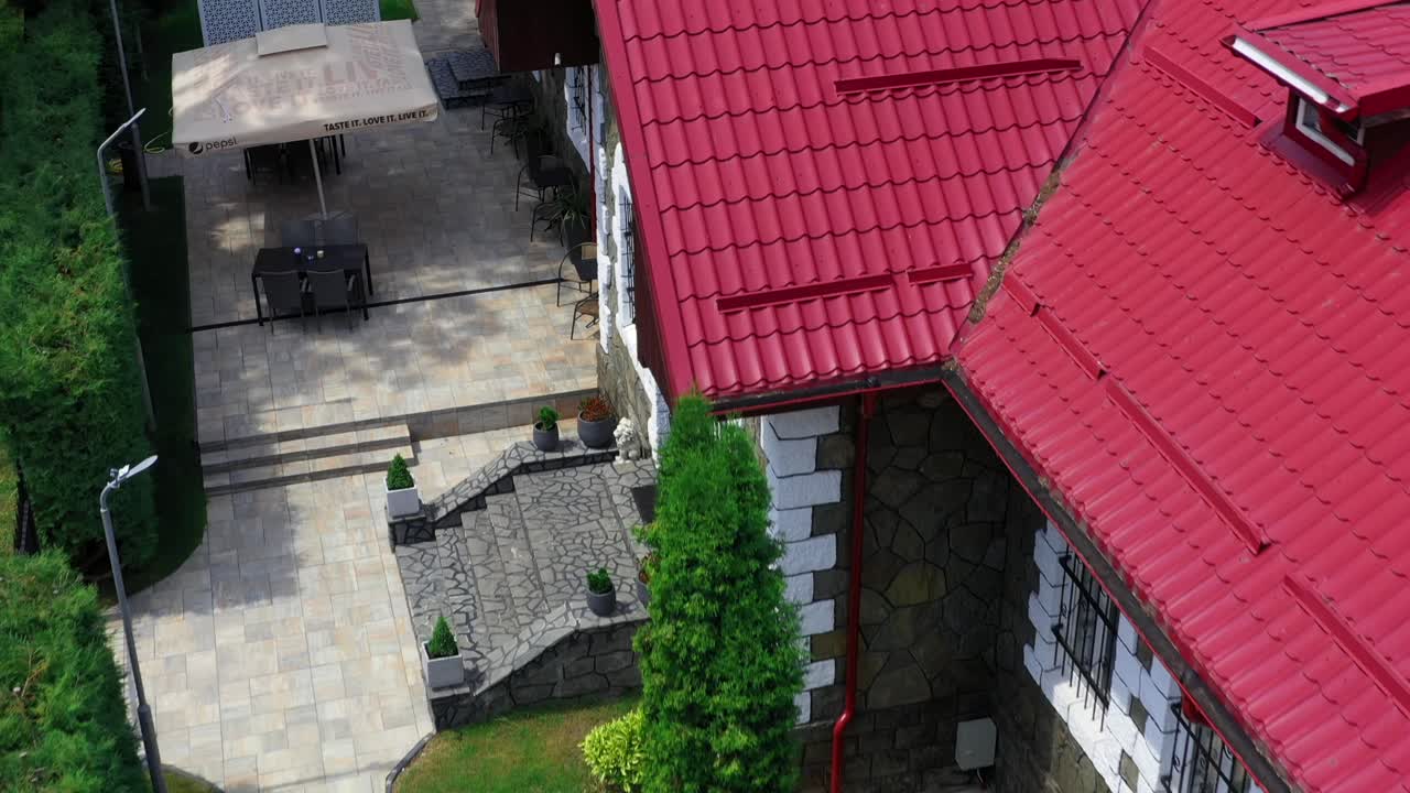 mujer aérea 4k en un jacuzzi