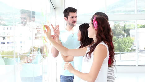 equipo de negocios creativos teniendo una reunión