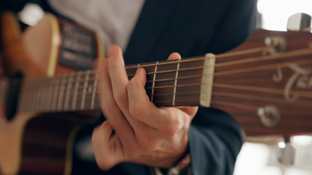 música, guitarra y las manos rápidas del hombre juegan musical