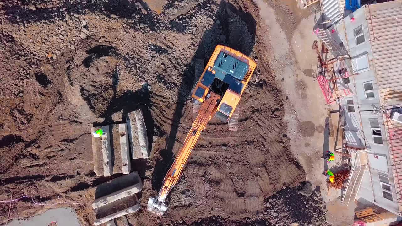 vista aérea de un gran sitio de construcción con varias máquinas de movimiento de tierra.