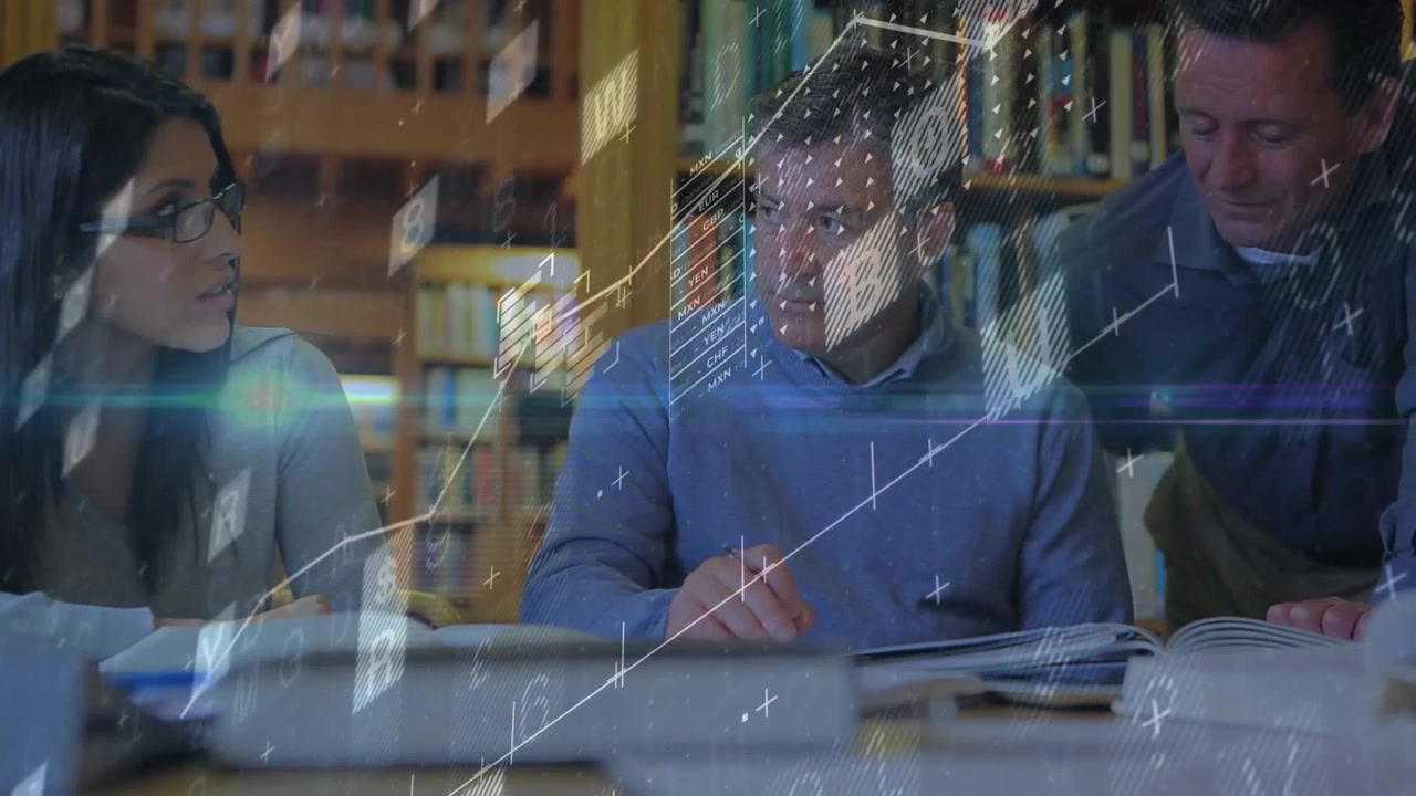 Tres colegas señalando un libro e iniciando un análisis en educación con un gráfico animado superpuesto.