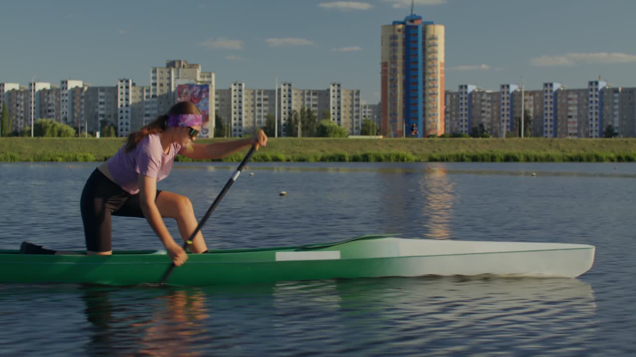 Donna in canoa sul lago