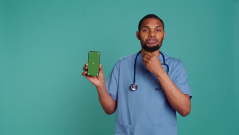 Profesional-De-La-Salud-Sonriente-Sosteniendo-Un-Teléfono-Móvil-De-Maqueta